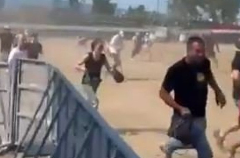 Ovako hipnotisana omladina juri da zauzme mesto na Tompsonovom kocertu VIDEO