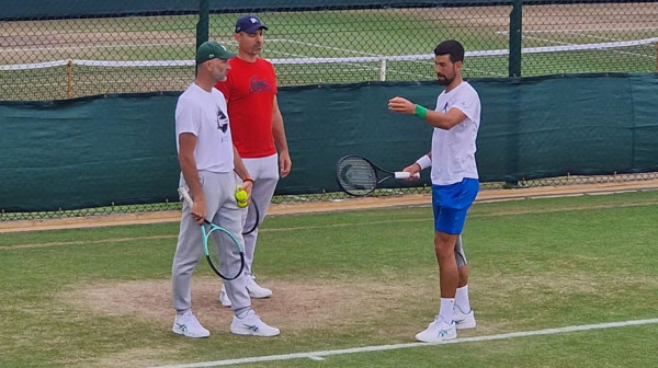 Kiša se poigrava sa Novakom FOTO