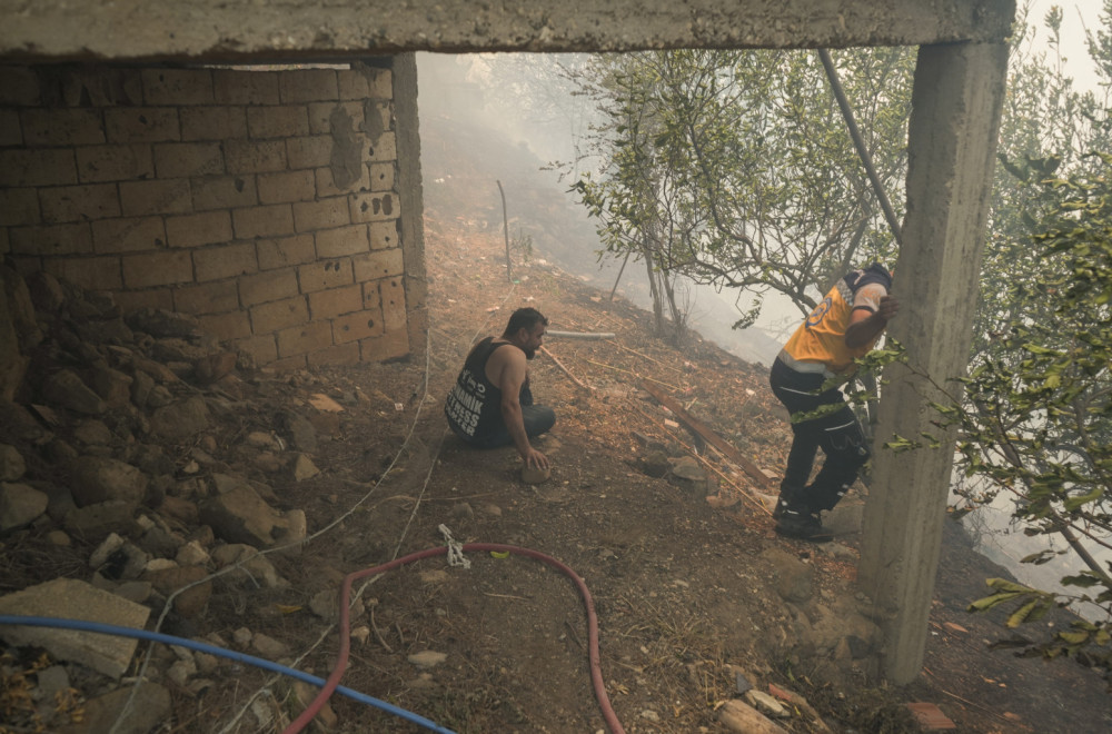 Bitka sa vatrenom stihijom u Siriji: Mine i vetrovi otežavaju gašenje FOTO