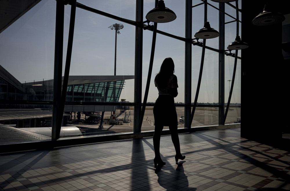 Oluja divlja i u komšiluku: Aerodrom zatvoren, vozovi na idu; Drvo palo na gradski autobus FOTO