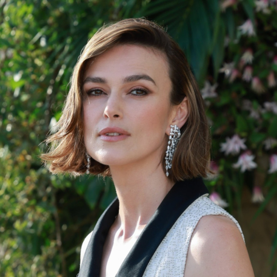 Zakopčana je do grla, a opet zrači lepotom: Ova žena može sve FOTO