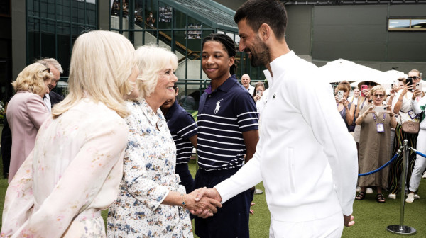 Ceo svet gleda u njih: Novak Đoković konačno upoznao Kamilu VIDEO