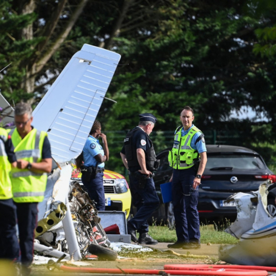 Avion se srušio u dvorište: Ima mrtvih; Snimljen trenutak kada se zakucava u zemlju VIDEO