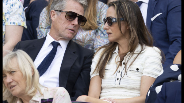 Legendarni Hju Grant zaspao tokom Đokovićevog meča FOTO