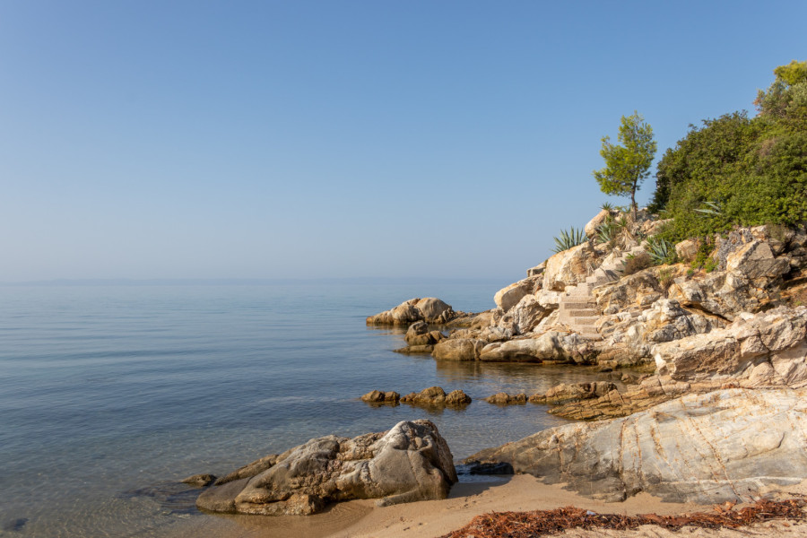 Grci obožavaju ovu plažu na Sitoniji: Raj na zemlji sa prirodnim hladom i mirisom borova FOTO
