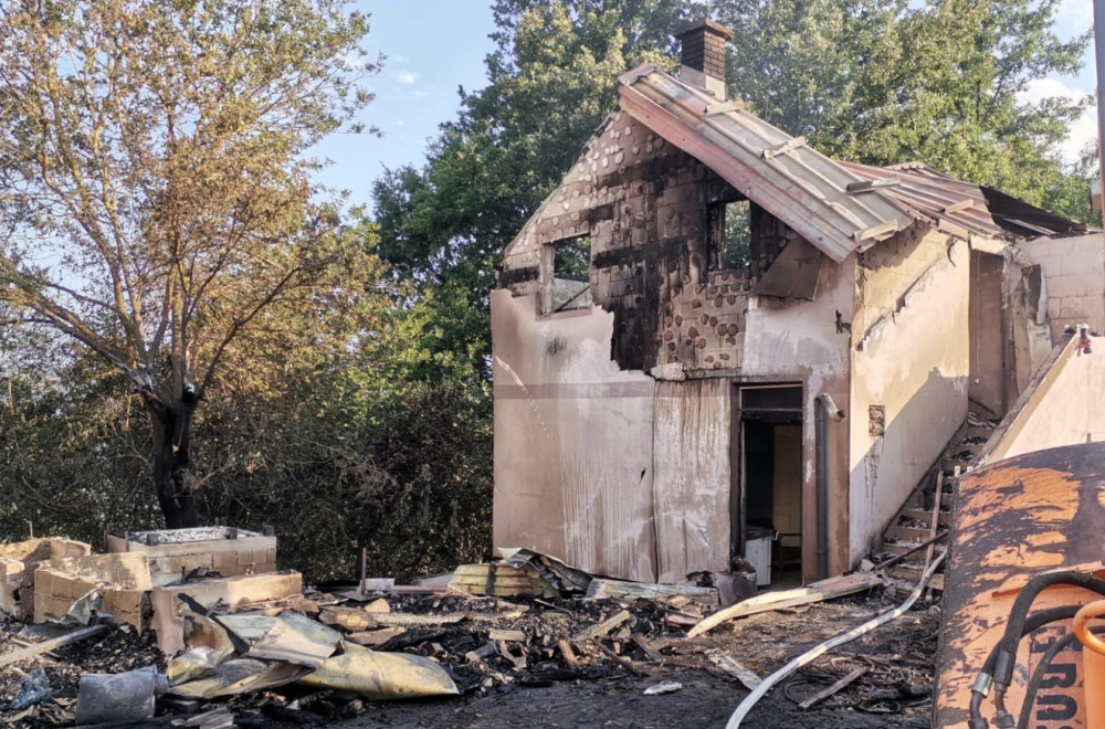 Kuća braće Mitrović progutana u noći: Požar besneo u Pilici, opština obećala hitnu obnovu