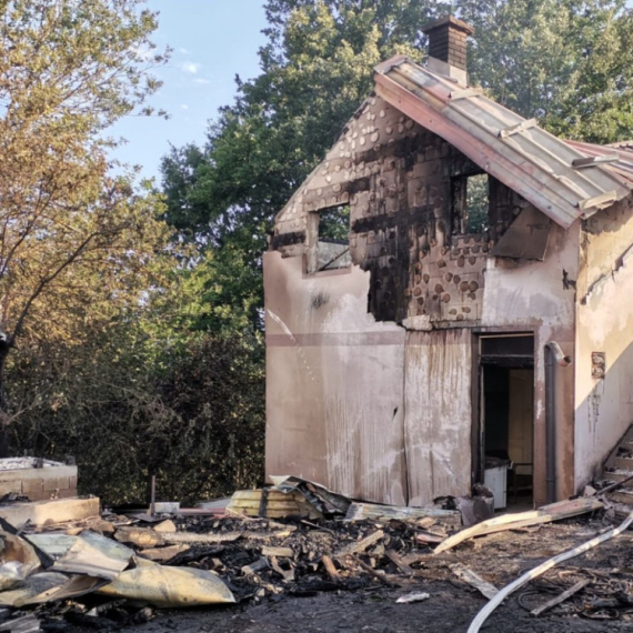 Kuća braće Mitrović progutana u noći: Požar besneo u Pilici, opština obećala hitnu obnovu