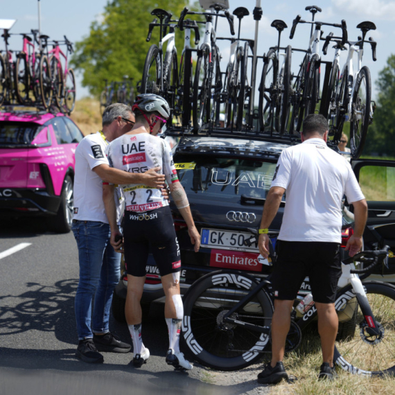 Slomio rebro, pa morao da se povuče sa trke