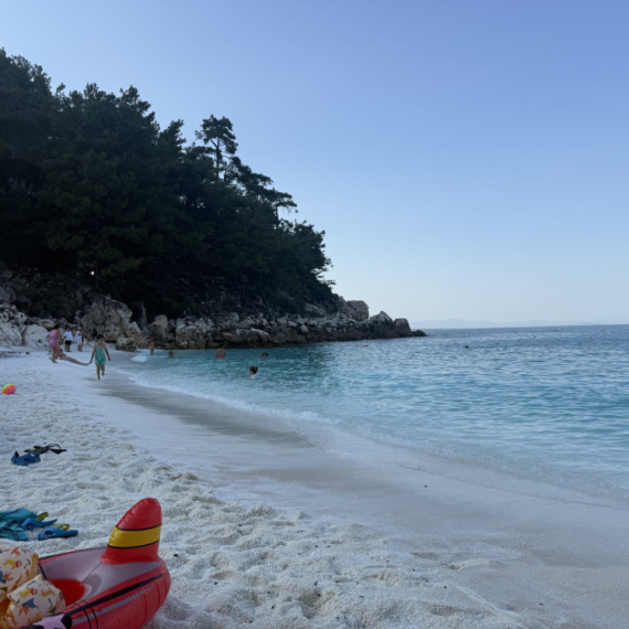 Grčke vlasti vrše raciju na plažama, Srbi upozoravaju: "Uđem u more, vratim se i nema mi stvari"