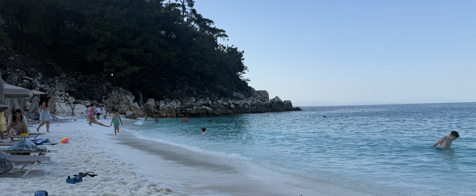 Grčke vlasti vrše raciju na plažama, Srbi upozoravaju: "Uđem u more, vratim se i nema mi stvari"