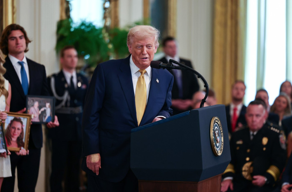 Donald Tramp krije bolest? Pokušao je da sakrije šminkom, ali... FOTO