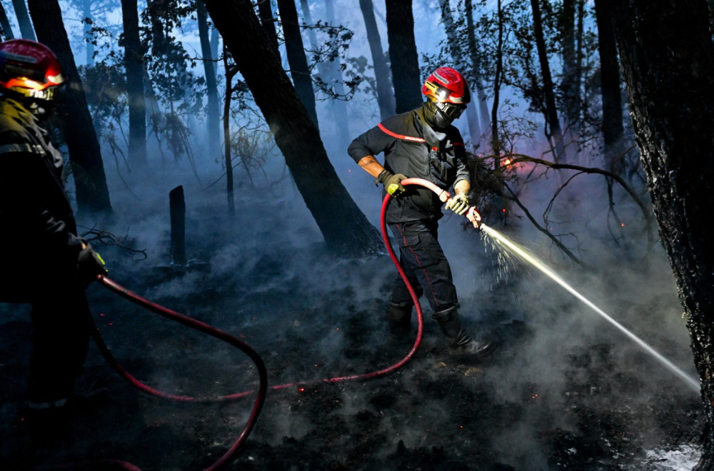 Požari u Francuskoj: Izgorelo više stotina hektara šume, na terenu 1.052 vatrogasca