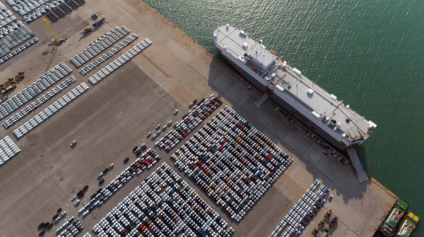 Hiljade luksuznih automobila "zaglavljeno" na ostrvu zbog rata u Iranu