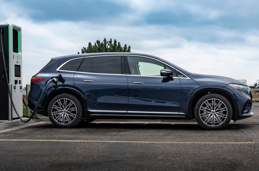 Mercedes obustavlja proizvodnju EV u Americi i spušta cene za desetine hiljada dolara