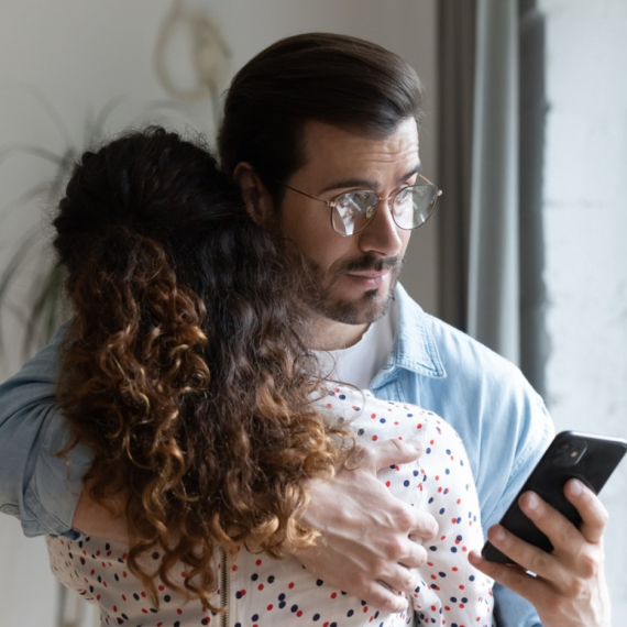 Sumnjate da vas partner vara? Pomoću ovog trika možete odmah da proverite