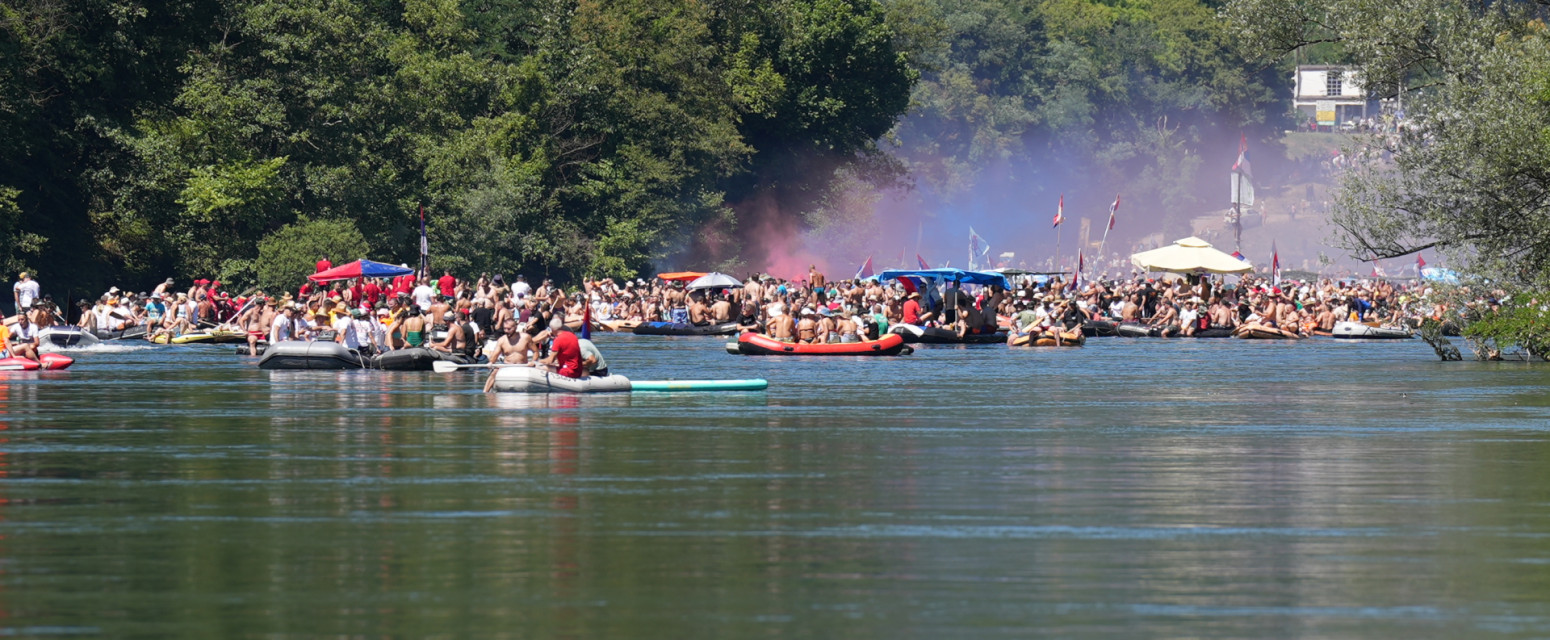Drinom zaplovilo oko 20.000 ljudi: Najbolja žurka na Balkanu trenutno je u Bajinoj Bašti