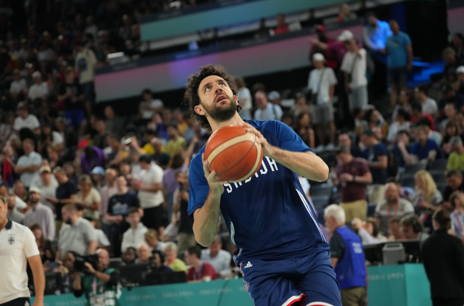 Micić odmah ogrnuo šal FOTO