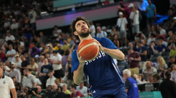 Micić odmah ogrnuo šal FOTO