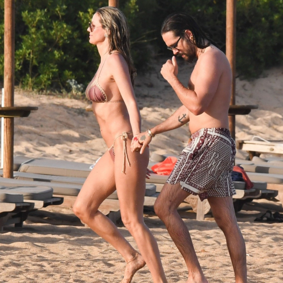 Fatalna plavuša ne zna za granice: U toplesu trčala po plaži VIDEO