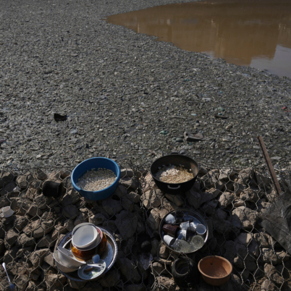 Očaj raste; Svi se povlače