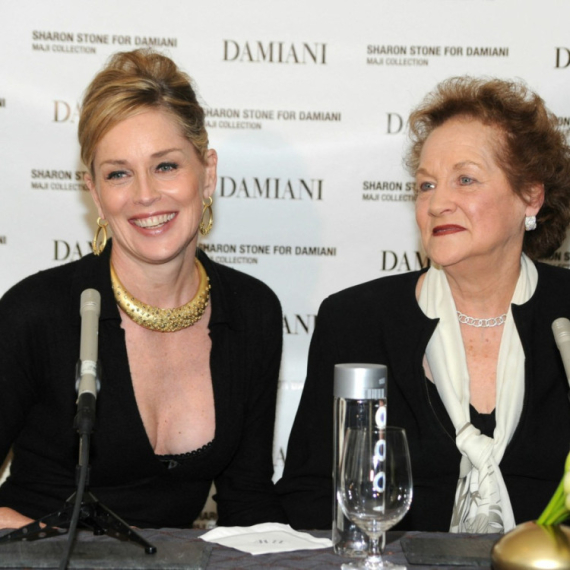 Umrla majka Šeron Stoun: Glumica to krila četiri meseca