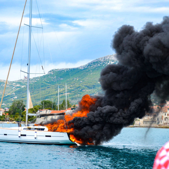 Zapalio se turistički brod na Jadranu – ima povređenih FOTO