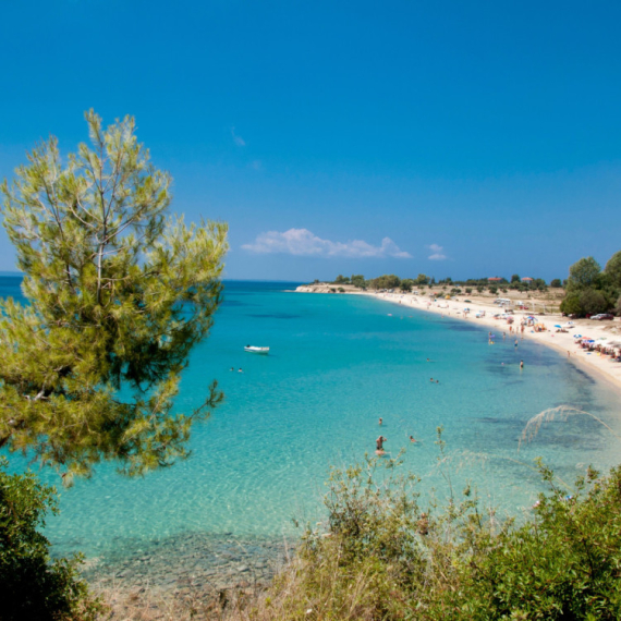 Ovo je najpopularnije letovalište na Sitoniji: Peščana plaža i dugačko šetalište FOTO