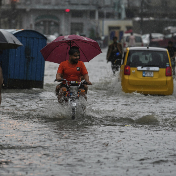Kolaps: Zbog poplava blokiran auto-put, ima mrtvih FOTO/VIDEO