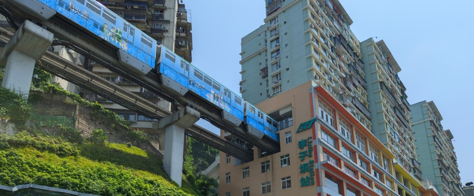 Ovo je najčudniji kineski grad: Vozovi prolaze kroz zgrade FOTO/VIDEO