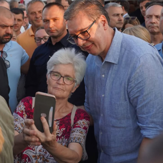 Vučić sa narodom u Požegi; "Srbin ne da da mu ruše državu; Moramo da čuvamo mir" FOTO
