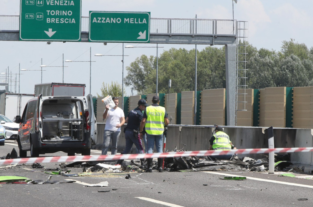 Avion se srušio na auto-put; Ima mrtvih FOTO