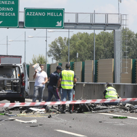 Avion se srušio na auto-put; Ima mrtvih FOTO