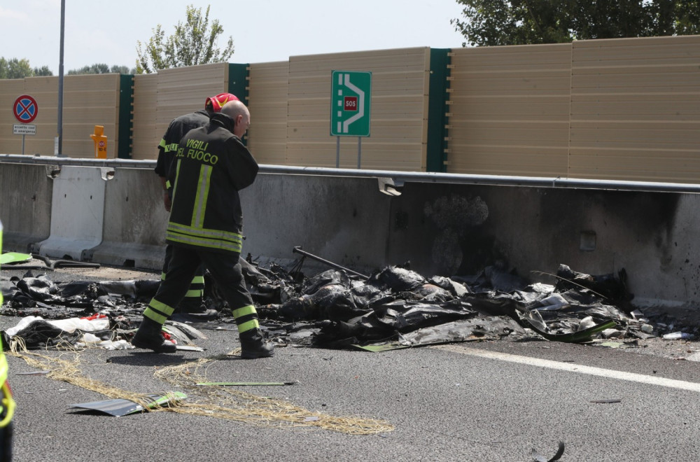 Avion se srušio na auto-put; Ima mrtvih FOTO