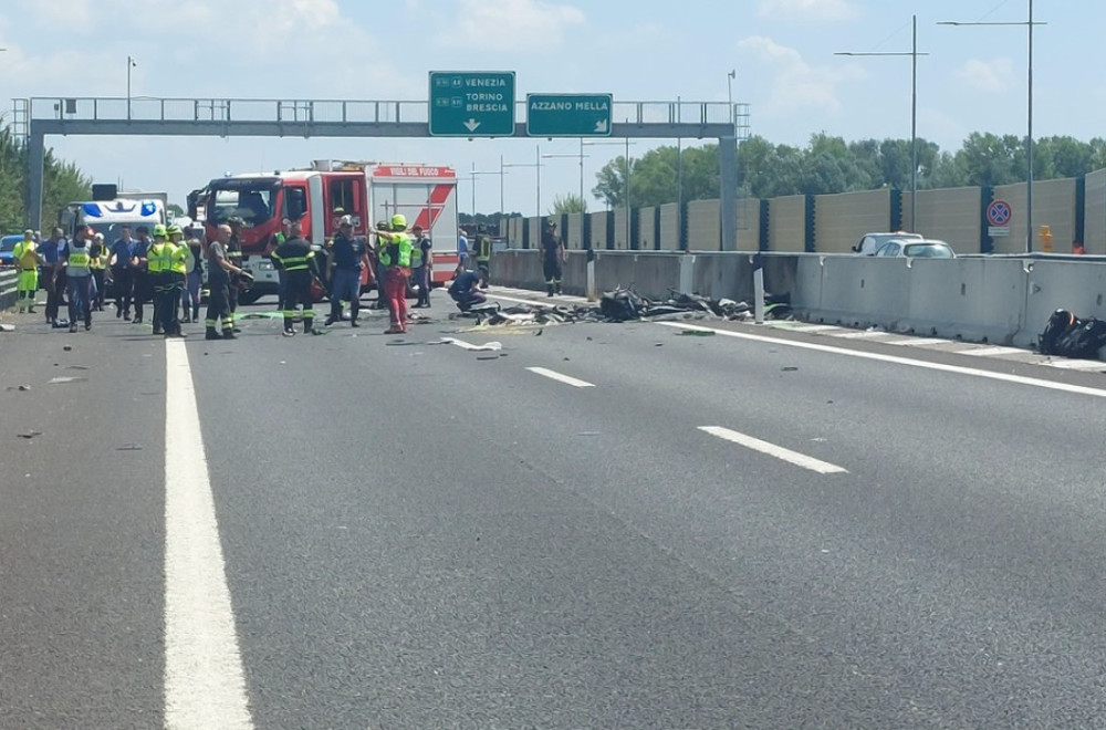 Avion se srušio na auto-put; Ima mrtvih FOTO