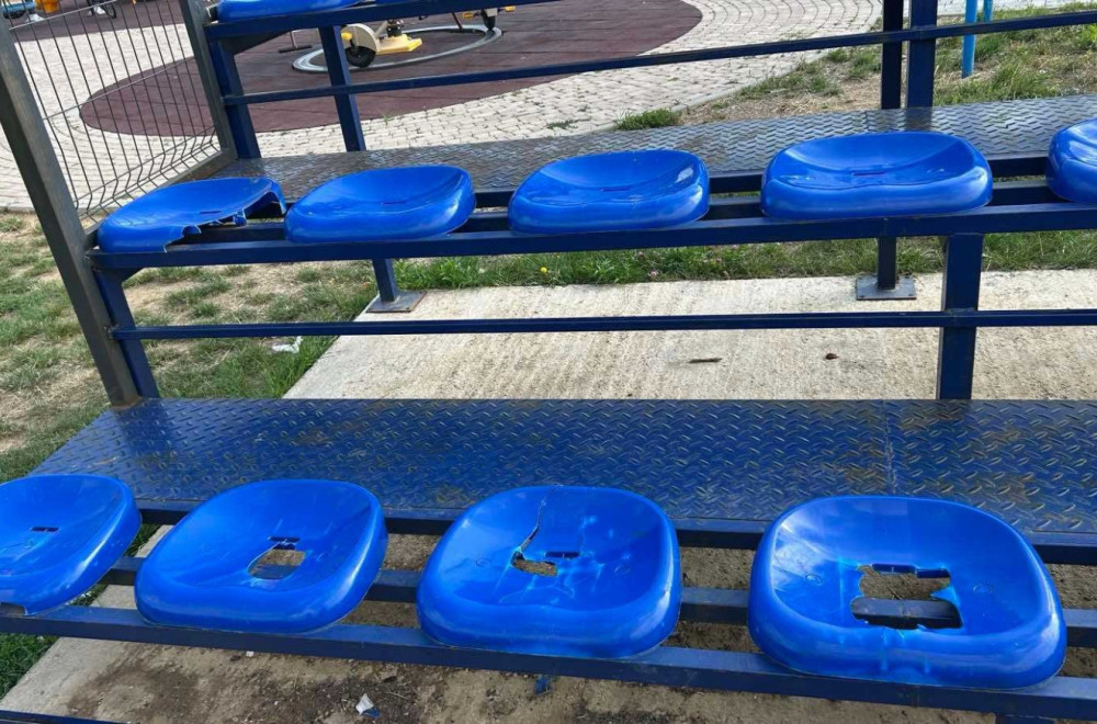 Incident na dečjem igralištu: Bahati vandali sve razvalili FOTO