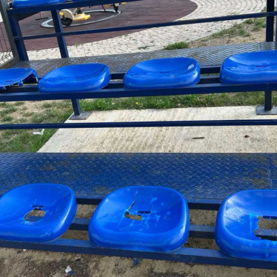 Incident na dečjem igralištu: Bahati vandali sve razvalili FOTO
