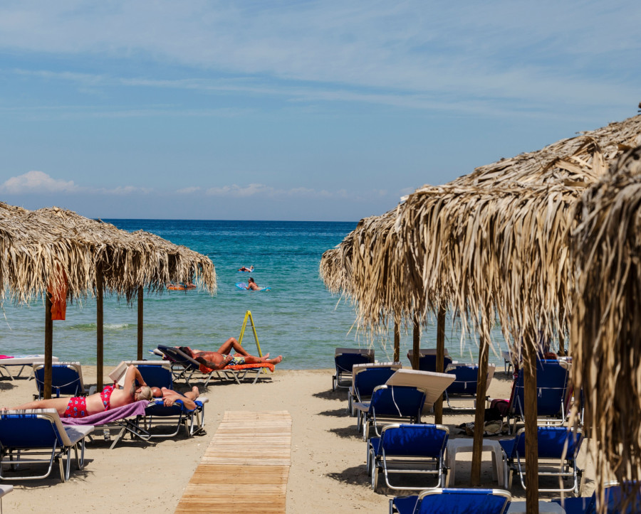 Turisti iz Srbije razočarani letovanjem na poznatom grčkom ostrvu: Ne zna se koja je gora plaža FOTO