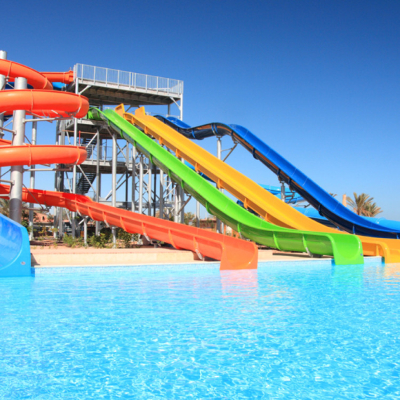 Poznati novi detalji tragedije u Hrvatskoj: Devojčica na toboganu iskliznula iz ruku oca i pala na beton?