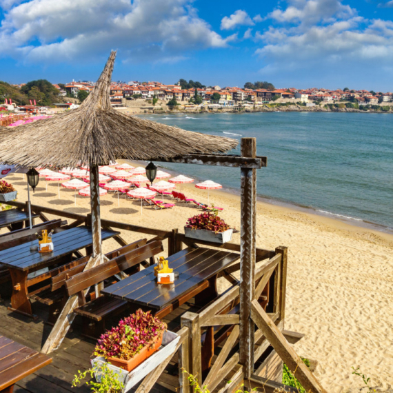 Ležaljke i suncobran samo pola evra: "Ovde se cene nisu menjale 10 godina"