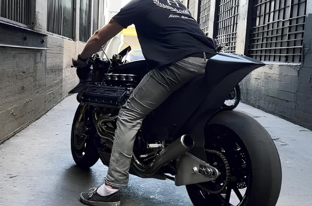 Ludilo na dva točka: Motocikl sa Ferrarijevim V8 motorom VIDEO