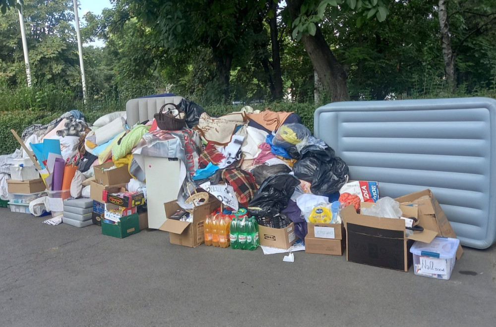 Strašan prizor ispred Visoke zdravstvene škole: Uprava im učinila uslugu izbacujući ih napolje FOTO