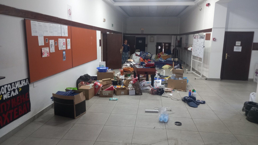 Strašan prizor ispred Visoke zdravstvene škole: Uprava im učinila uslugu izbacujući ih napolje FOTO