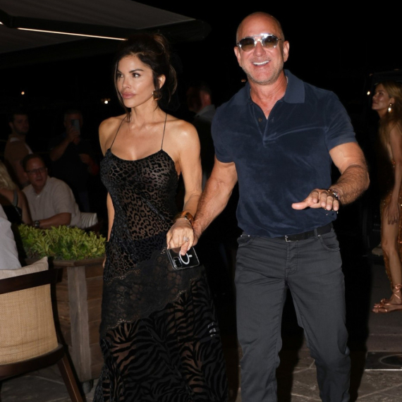 Jedan konac treba da pukne i svi će videti njene gole grudi: A muž milijarder se smeška FOTO