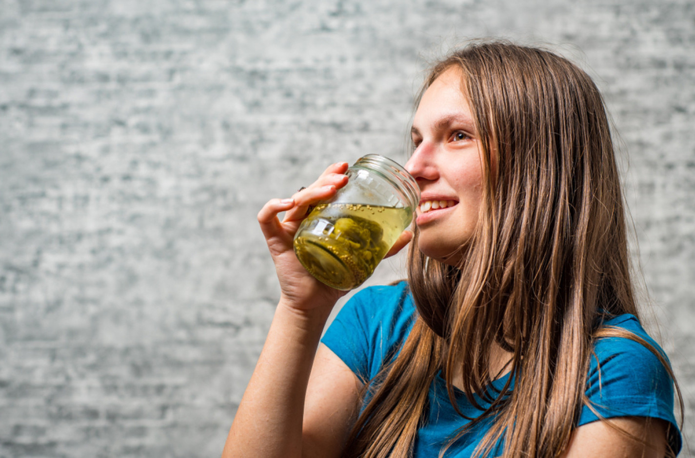 Ovo je najbrži način da hidrirate organizam, a da li je zdrav? VIDEO