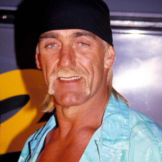 Hulk Hogan na nosilima iznet iz kuće