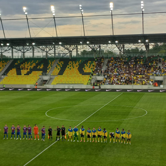 Igrači Oleksandrije ogrnuti ukrajinskim zastavama pred meč sa Partizanom FOTO