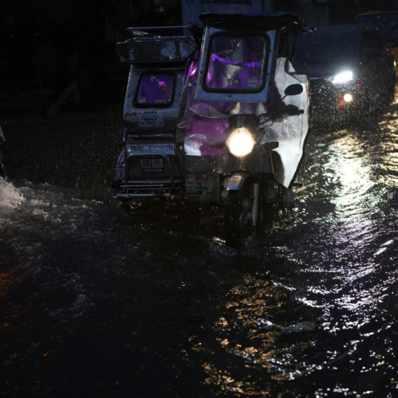 Besni tropska oluja: Zatvorene škole, otkazani letovi FOTO/VIDEO