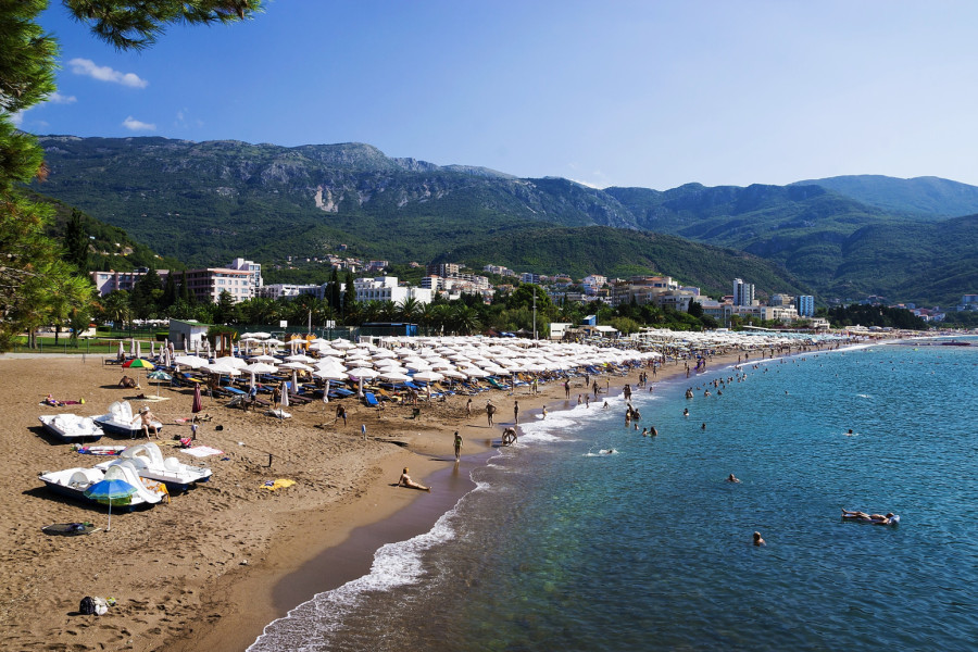 Ležaljke već od 10 evra: Kakve su cene na plažama u Crnoj Gori ANKETA