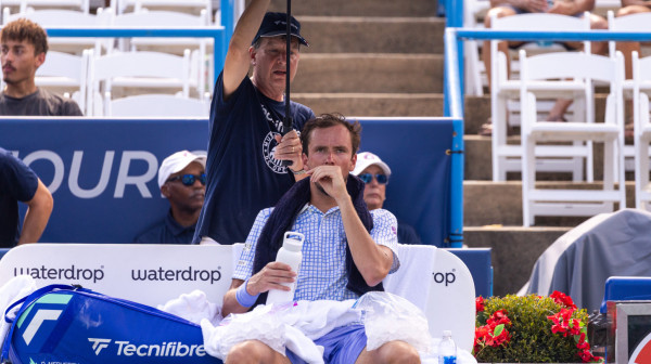 Ludilo godine i nestvarna meč lopta: Šokirani Medvedev sve porazbijao! VIDEO