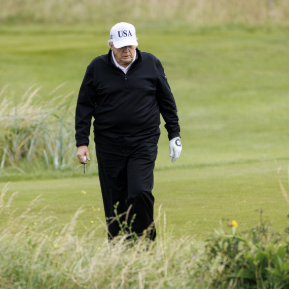 Tramp igra golf, a za to vreme protest; Na stotine okupljenih širom Škotske FOTO/VIDEO